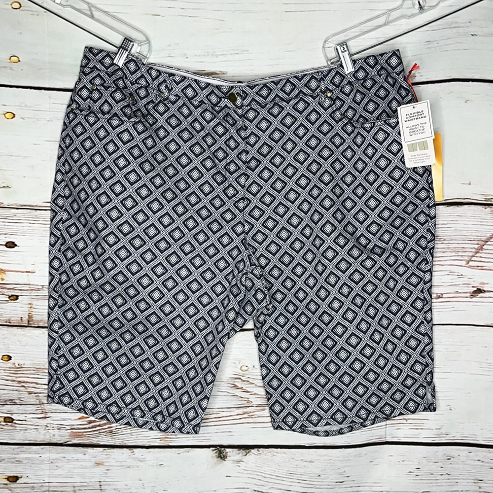 Ruby Rd. Woman NWT Sz 24W Blue & White Geometric Slimming Contour Bermuda Shorts